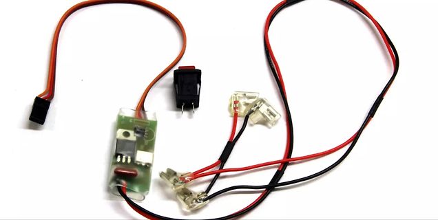 Elektronikbauteile mit Kabeln und Steckern