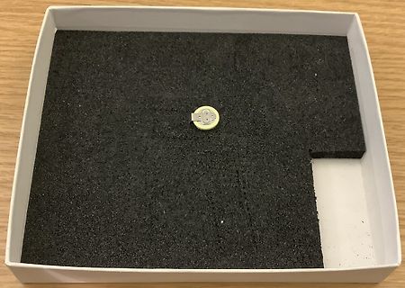 Kleines Bauteil in einer Schaumstoffaussparung
