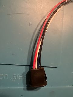 Dreiadriges Kabel mit schwarzem Stecker
