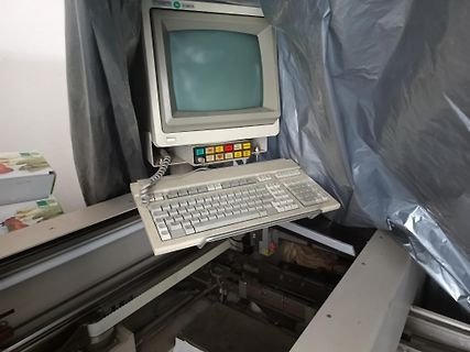 Alter Computer mit Monitor und Tastatur