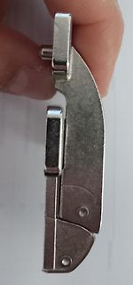 Metallischer Scharnierbeschlag oder Halterung