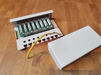 Geöffnetes Elektronikgehäuse mit Leiterplatte und Sicherungen