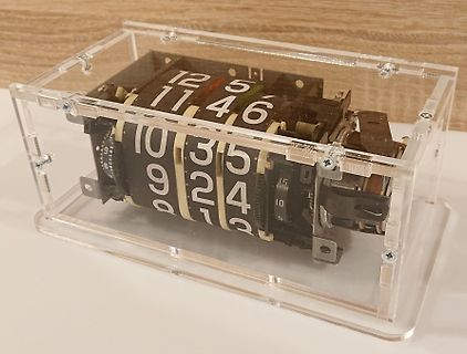 Mechanismus eines mechanischen Zählers in Acrylbox