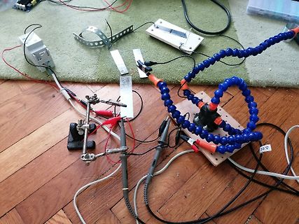 Elektronik-Versuchsaufbau mit Krokodilklemmen und flexiblen Halterungen