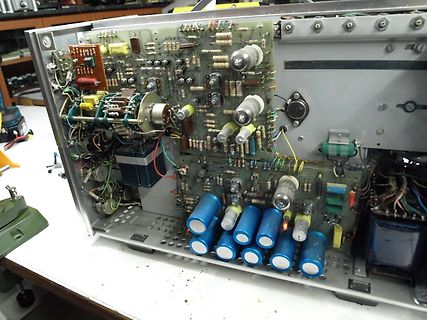 Innenansicht eines alten elektronischen Geräts mit Bauteilen