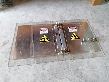 Experimenteller Aufbau mit Warnschildern und Metallplatten