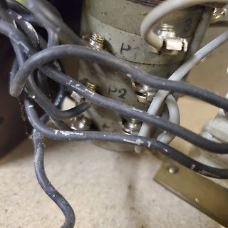 Verdrahtung an einem Bauteil mit Beschriftungen