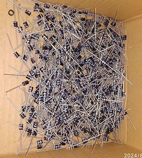 Haufen Elektrolytkondensatoren in einem Karton