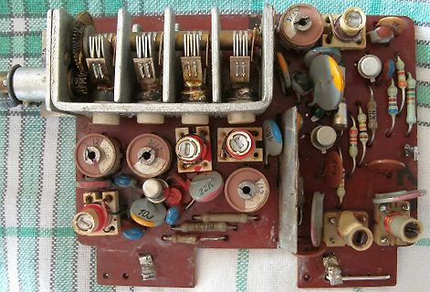 Nahaufnahme einer bestückten Leiterplatte mit elektronischen Bauteilen