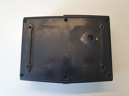 Schwarzes Kunststoffgehäuse mit Rundsteckverbinder