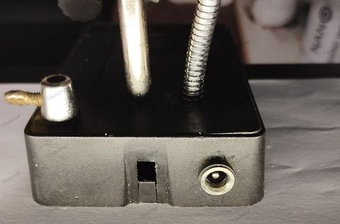 Nahaufnahme eines schwarzen Gehäuses mit Anschlüssen