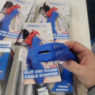 Blauer Kabelabisolierer und Produktverpackungen