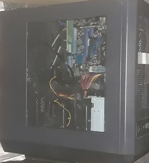Innenansicht eines Computergehäuses mit Mainboard
