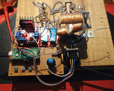Elektronischer Aufbau mit Spulen und Leiterplatten auf Holzbrett
