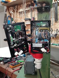 Geöffnetes Gehäuse mit Elektronik und Verkabelung in Werkstatt