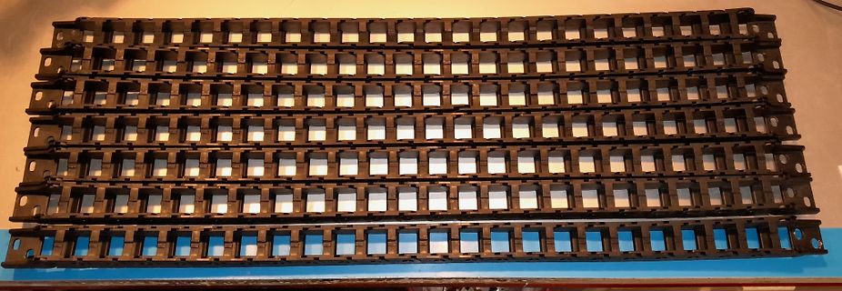 Mehrere schwarze Kunststoff-Halterungen oder Schienen