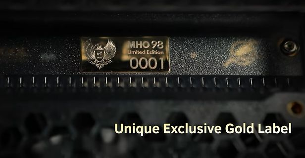 Nahaufnahme eines goldenen Labels auf einem Gerät
