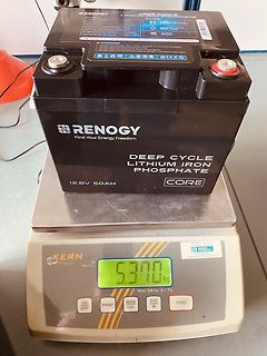 Renogy Lithium Eisenphosphat Batterie auf Waage