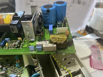 Innenansicht einer Leiterplatte mit Elektrolytkondensatoren und Transformator