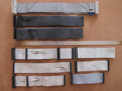 Verschiedene Flachbandkabel und ein Lineal