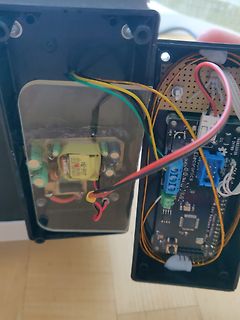 Geöffnetes Elektronikgehäuse mit Netzteil und Leiterplatte