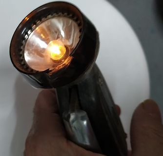 Nahaufnahme einer leuchtenden Lampe oder eines Leuchtmittels