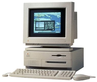 Alter Macintosh Computer mit Monitor, Tastatur und Maus