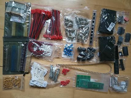 Verschiedene Elektronikbauteile und Zubehör in Plastikbeuteln