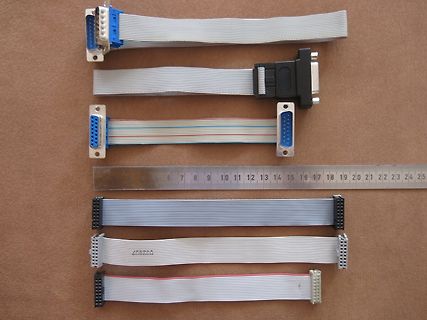Verschiedene Flachbandkabel mit Anschlüssen und Lineal