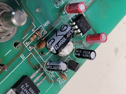 Nahaufnahme einer Leiterplatte mit Elektrolytkondensatoren