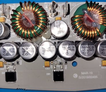 Nahaufnahme einer Leiterplatte mit Induktivitäten und Elektrolytkondensatoren