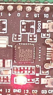 Nahaufnahme eines Mikrocontroller-Boards mit CP2102 Chip