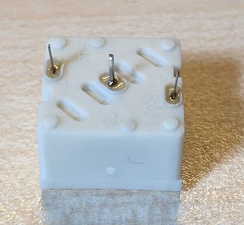 Weißes elektronisches Bauteil mit drei Pins
