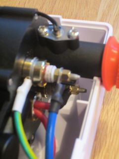 Elektronikkomponenten und Verkabelung in Gehäuse