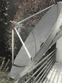 Parabolantenne auf einem Balkon