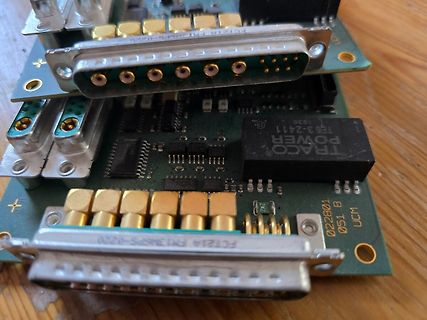 Foto von zwei Leiterplatten mit D-Sub Steckern und Traco Power Modul