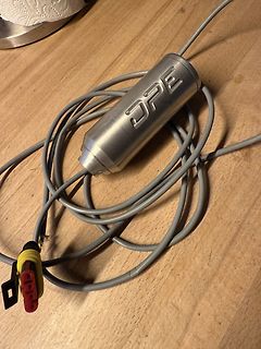 Metallgehäuse mit Kabel und Stecker