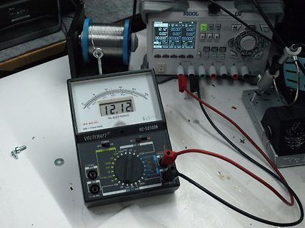Multimeter und Labornetzteil auf Werkstatt-Tisch