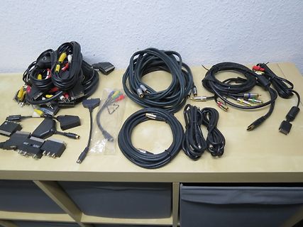 Verschiedene Audiovideo-Kabel auf einem Tisch