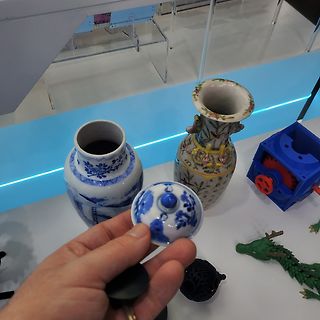 Keramikvasen und Dekorationsobjekte auf einem Tisch