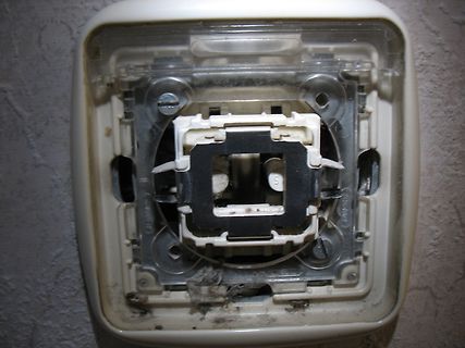 Geöffneter Lichtschalter oder Steckdosenrahmen