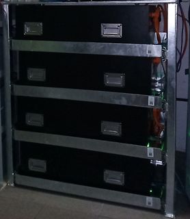 Batterie-Rack mit vier Akku-Modulen