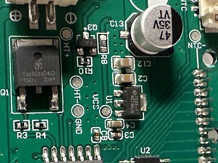 Nahaufnahme einer Leiterplatte mit elektronischen Bauteilen