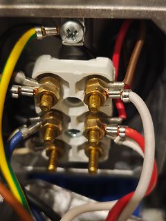 Elektrische Anschlussklemme mit farbigen Kabeln