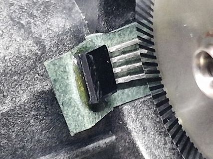 Nahaufnahme eines Bauteils auf einer Leiterplatte