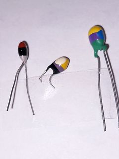 Drei farbige Elektrolytkondensatoren