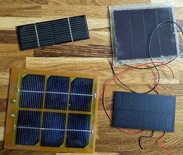 Verschiedene kleine Solarzellen auf Holzuntergrund