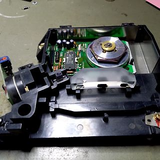 Innenansicht eines elektronischen Geräts mit Platine und Motor
