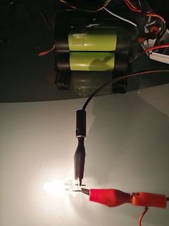 Messaufbau mit Krokodilklemmen und Akku