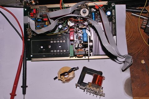 Offene Elektronikplatine mit Flachbandkabel und Bauteilen